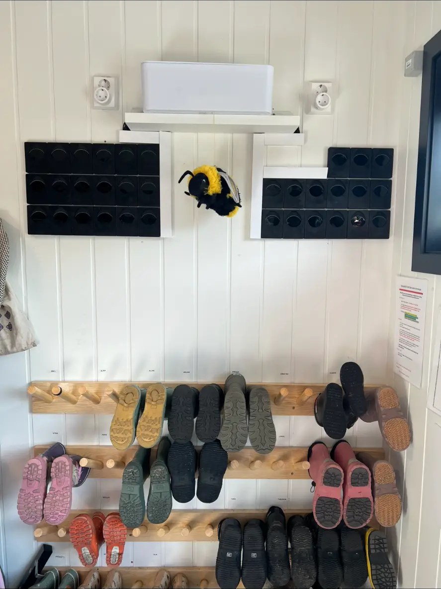 Ladestasjon for Beehive-sensorer på veggen i barnehagens garderobe